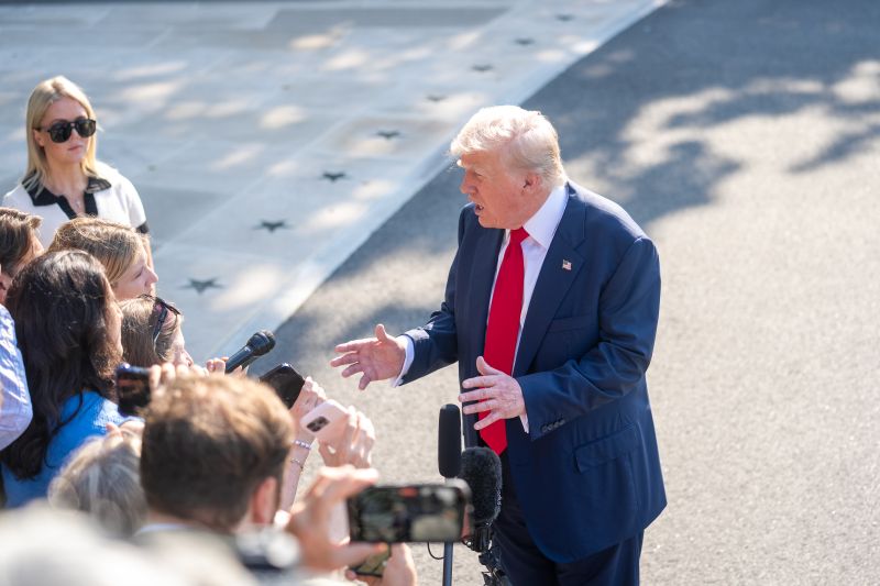 Trump sebut akan kirim hampir 200 surat ke mitra dagang terkait tarif