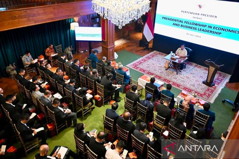 presiden-prabowo-diskusi-5-jam-dengan-82-profesional-muda-di-hambalang