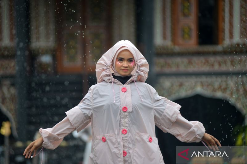 ide-outfit-liburan-saat-musim-hujan-agar-tetap-nyaman-dan-stylish