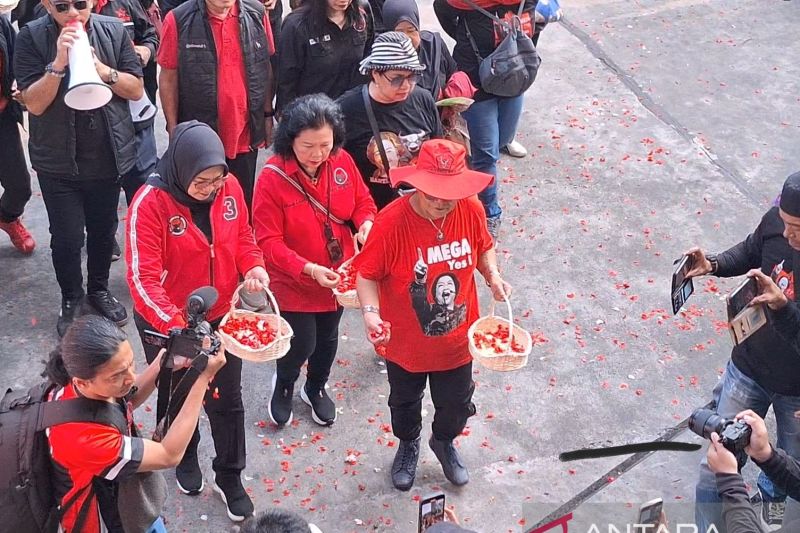 PDIP tabur bunga di Diponegoro 58 peringati 29 tahun Kudatuli