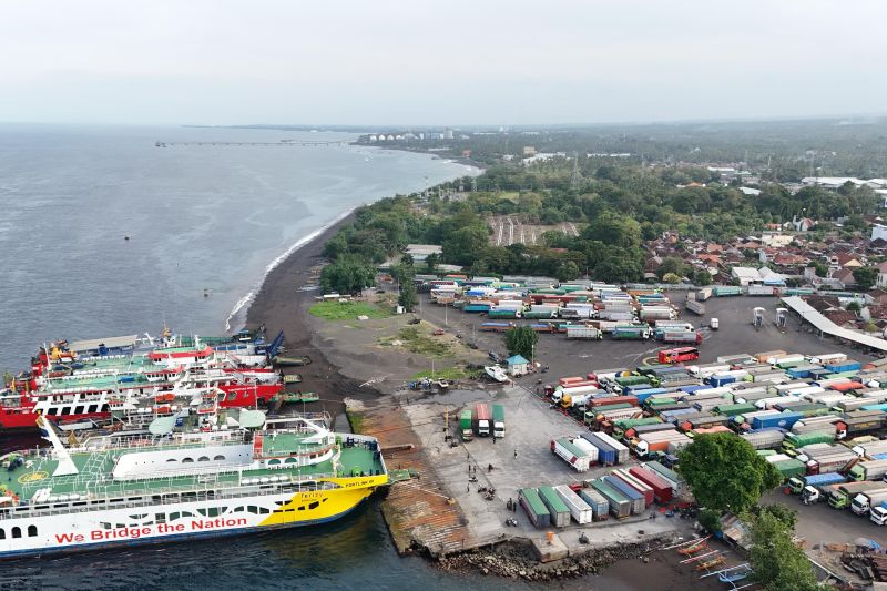 asdp-kerahkan-kapal-bantuan-urai-antrian-di-pelabuhan-ketapang