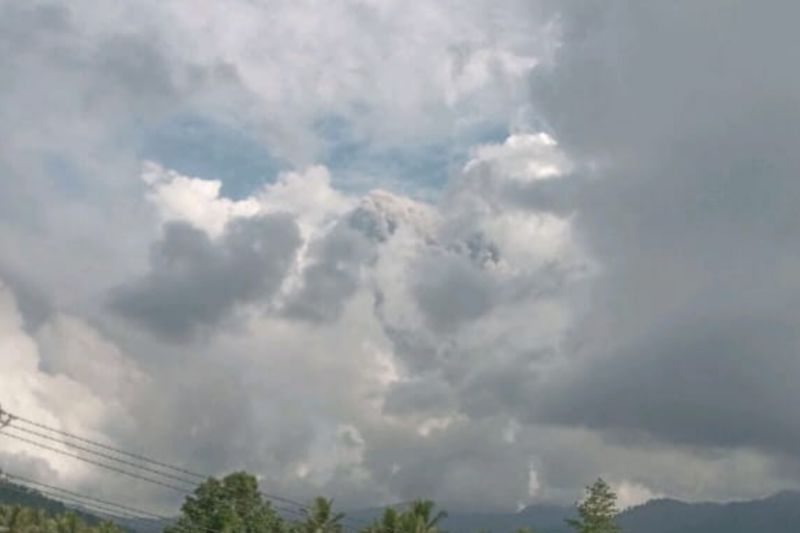 Gunung Dukono lontarkan abu vulkanik setinggi 3.500 meter