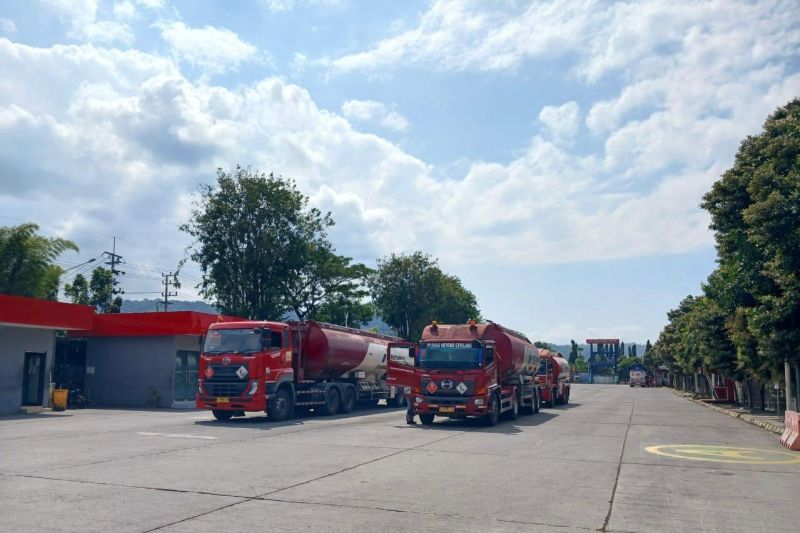 pertamina-kerahkan-79-mobil-tangki-bbm-dampak-jalan-tutup-di-gumitir