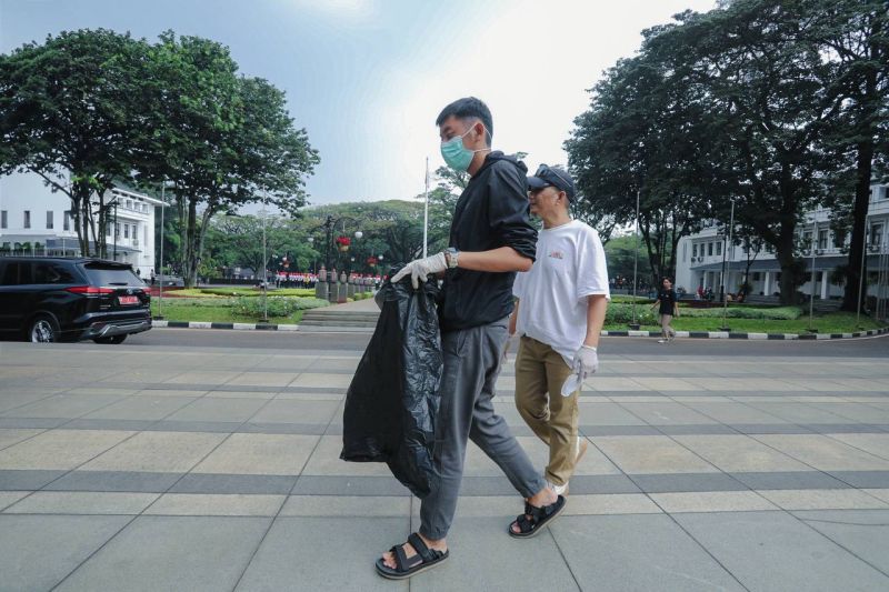 Pemkot Bandung hukum Freerunners bersihkan balai kota selama 2 minggu
