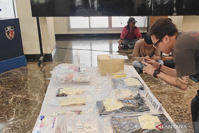 polisi-tampilkan-barang-bukti-terkait-kematian-diplomat-kemlu