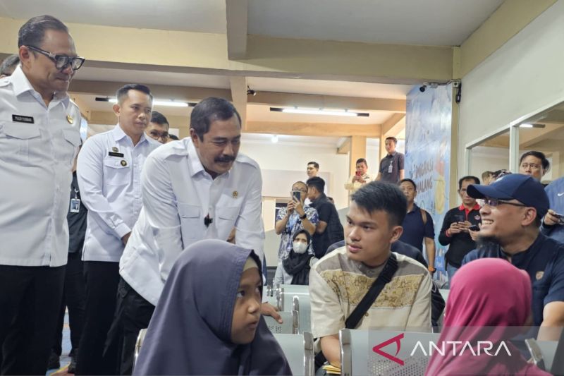 Menteri Imipas tegaskan pelayanan keimigrasian harus profesional