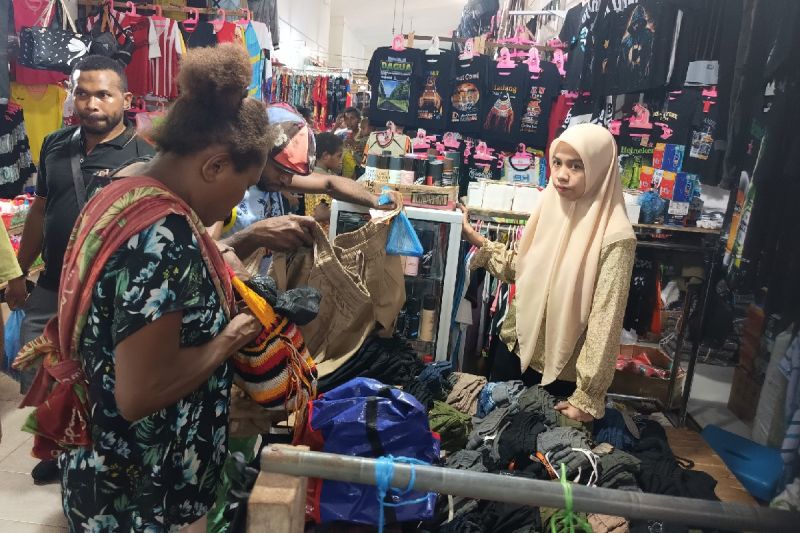 pasar-skouw-di-perbatasan-diserbu-rakyat-png