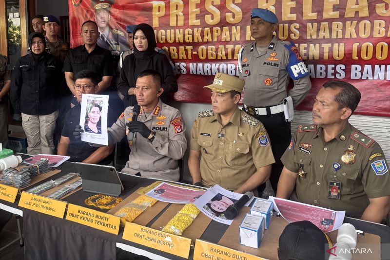 Polrestabes Bandung gerebek rumah penyimpanan 1,2 juta obat keras