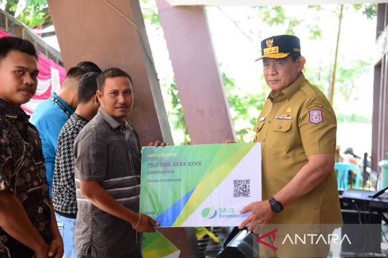 gubernur-gorontalo-menyalurkan-bantuan-premi-asuransi-nelayan