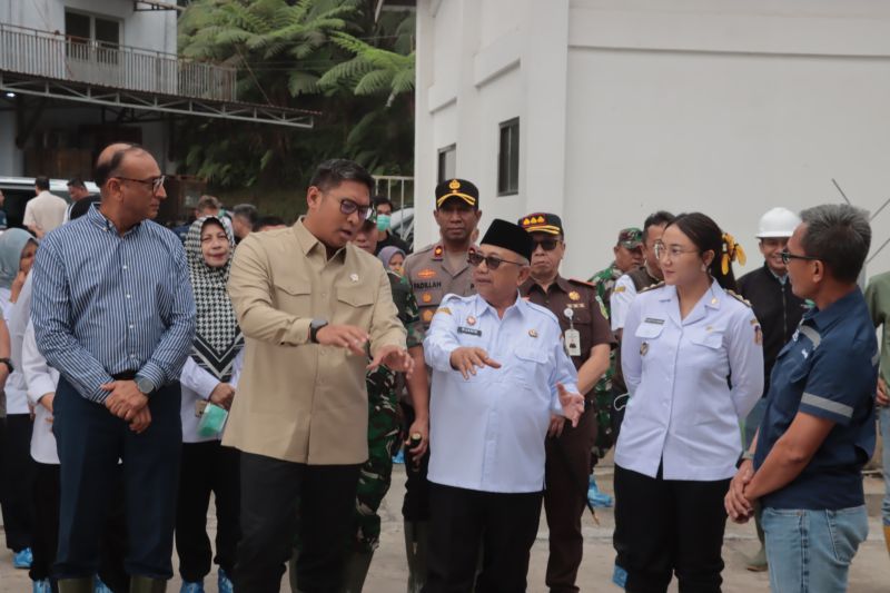 wamentan-dorong-produksi-susu-lokal-diperbanyak-untuk-mbg