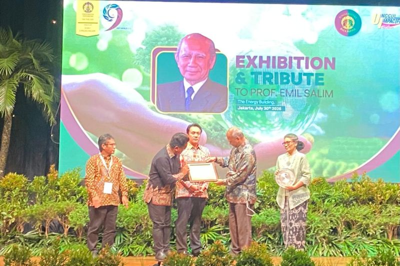 Emil Salim dianugerahi Tokoh Perintis Lingkungan Hidup Indonesia