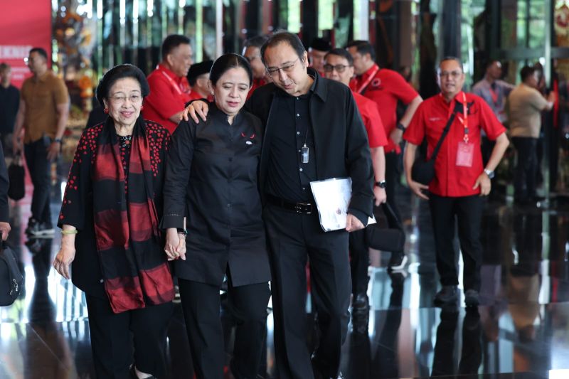 Prananda rangkul Puan usai sambut Megawati pada Bimtek PDIP di Bali