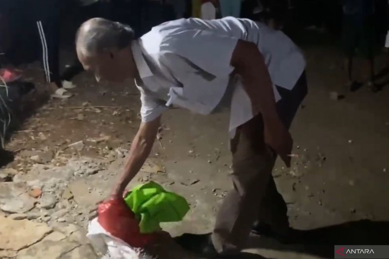 warga-temukan-jasad-bayi-dalam-karung-di-pohon-pisang-di-lubang-buaya