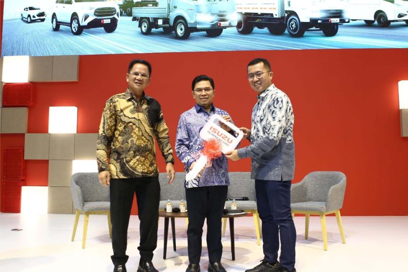 iami-serahkan-53-unit-elf-nqr-b-minitrans-transjakarta