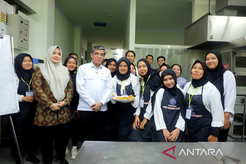menaker-sebut-pelatihan-sdm-penting-untuk-dukung-program-mbg