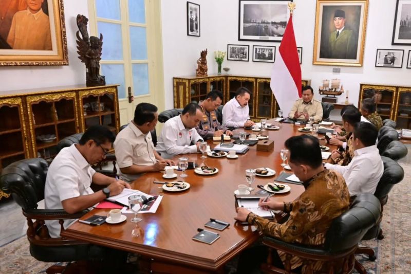 Seskab: Rabu malam, Prabowo mendadak panggil Kapolri hingga Mentan