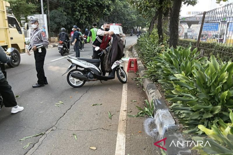 Pengendara motor tewas usai tabrak pembatas jalan di Jaksel