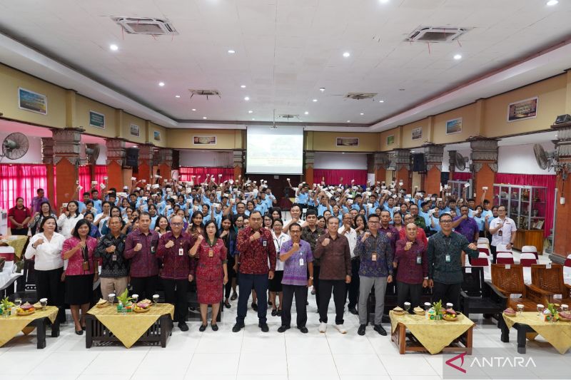 ojk-bali-canangkan-gerakan-rabu-menabung-kepada-pelajar