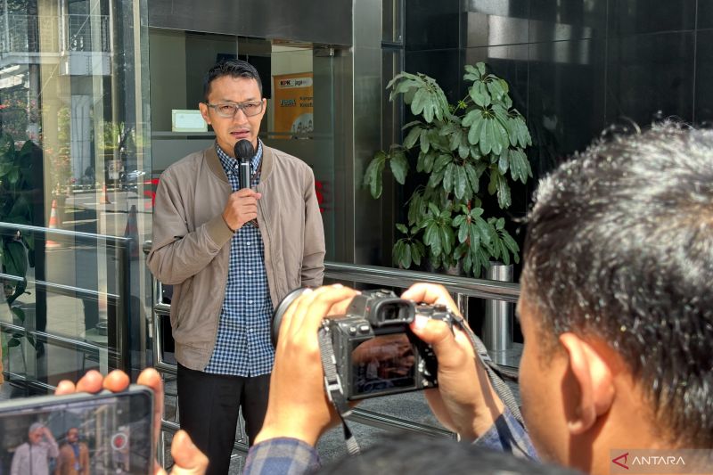 KPK periksa dua tersangka kasus korupsi pengadaan LNG