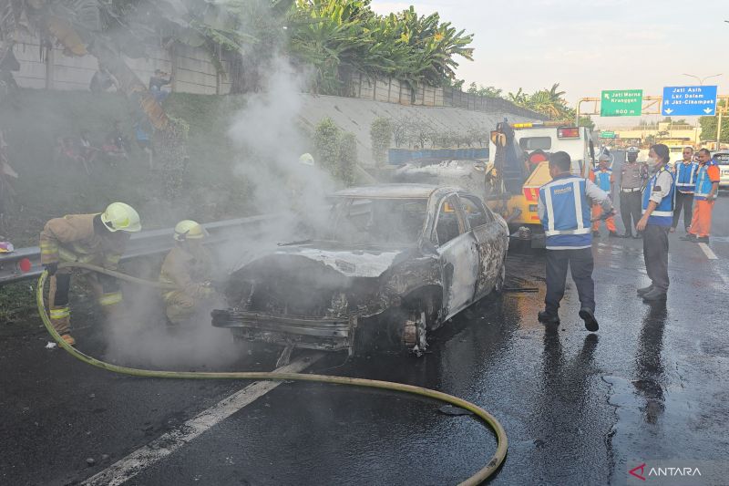 Sebuah mobil terbakar akibat tabrakan di Tol JORR Cipayung Jaktim