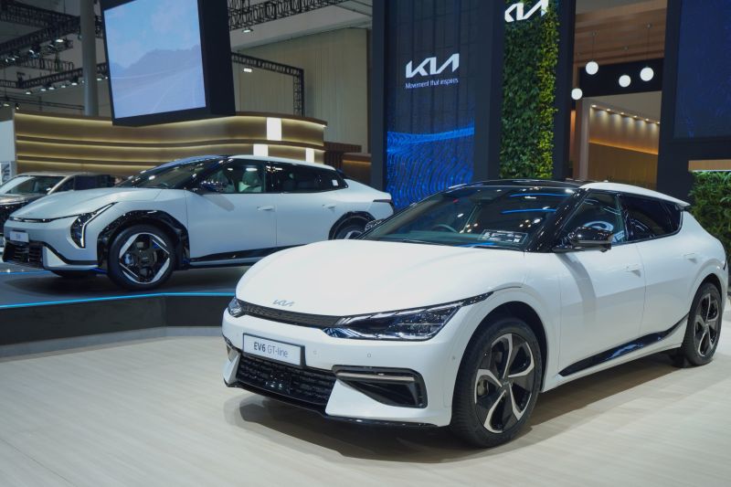 kia-unjuk-komitmennya-di-era-elektrifikasi-melalui-dua-model-andalan