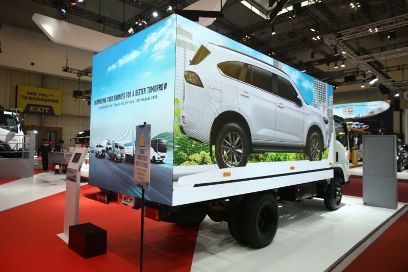 isuzu-pamer-elf-nmr-yang-dilengkapi-layer-led-di-giias-2025