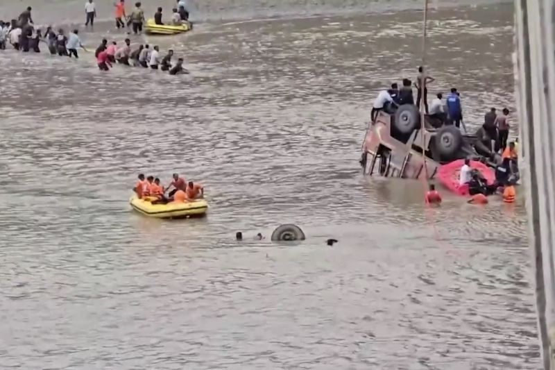 Sembilan orang tewas akibat ambruknya jembatan di India Barat
