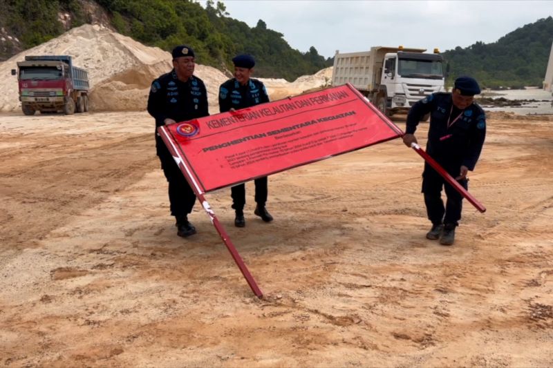 Aktivitas tambang pasir di Pulau Citlim, Karimun, dihentikan sementara
