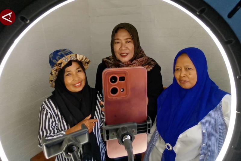 Kader PKK bantu UMKM berjualan via siaran langsung di loka pasar