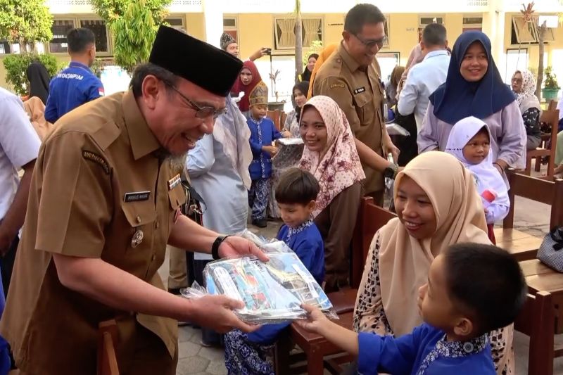 Pemkot Padang bagikan 12 ribu LKS gratis bagi siswa SD dan SMP