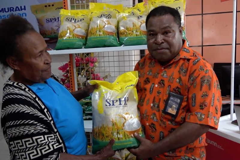 pos-indonesia-jayapura-buka-gerai-pangan-murah