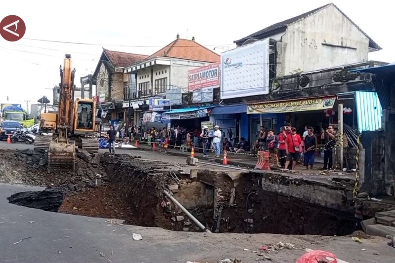 Jalan amblas di jalur utama Gilimanuk-Denpasar, sebagian akses ditutup