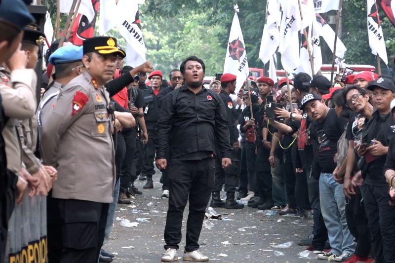 Sekjen PDIP Hasto Kristiyanto temui pendukung usai divonis penjara