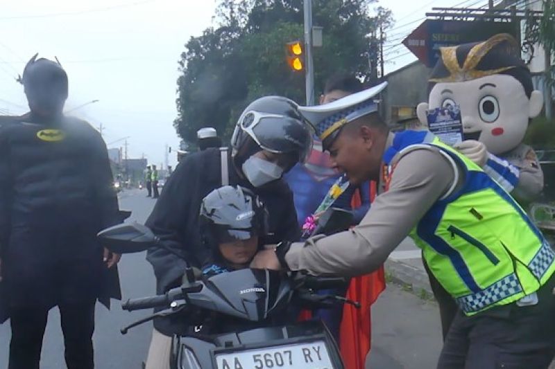 Satlantas Temanggung sosialisasi lalin, termasuk bagi helm gratis