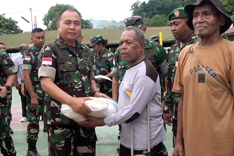 tni-bulog-sinergi-gelar-gerakanpangan-murah-di-jayapura