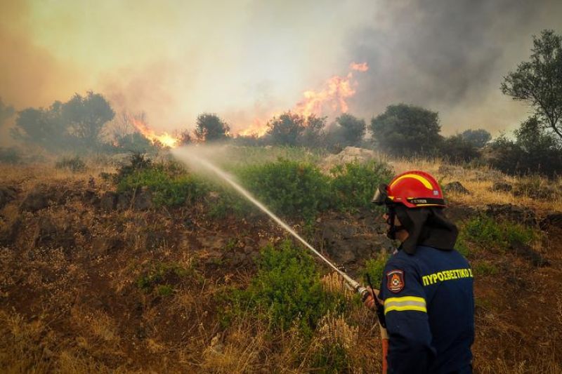 Gelombang panas ekstrem picu kebakaran hutan dan lahan di Yunani