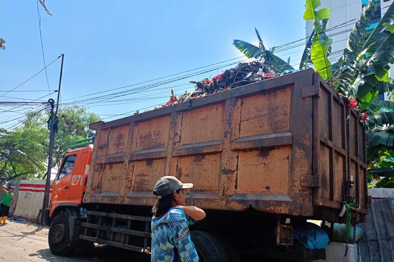 LH Jaktim gencarkan pengangkutan sampah di titik rawan penumpukan