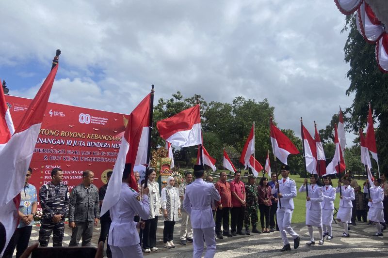 Kemendagri mulai bagikan 10 juta bendera merah putih dari Bali