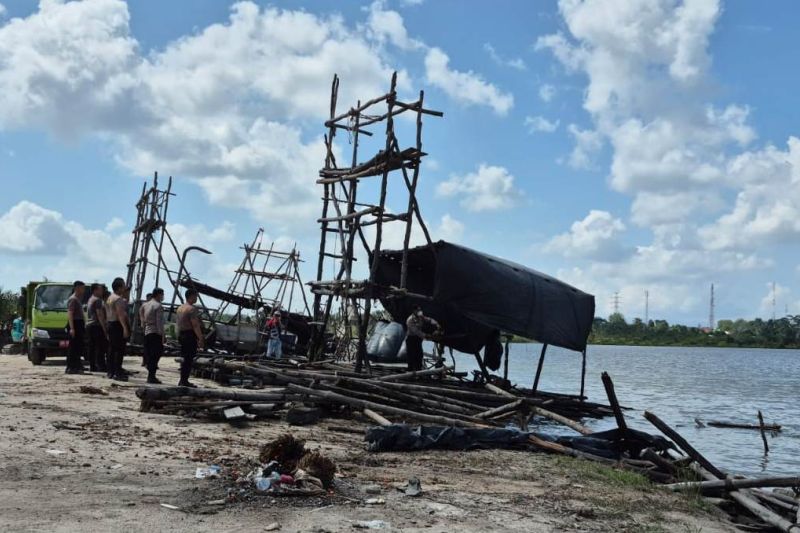 Polres Bangka Tengah kerahkan alat berat bongkar tambang ilegal 
