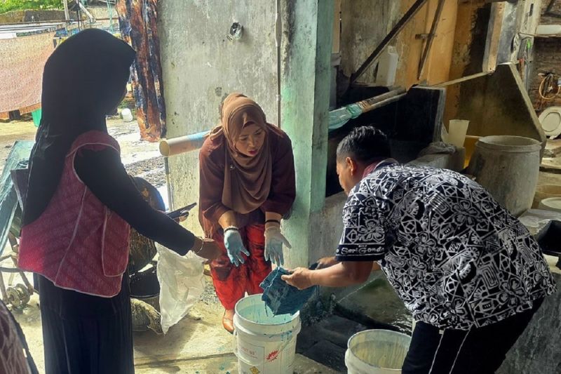 fpkbl-kenalkan-lilin-batik-berbahan-baku-sawit