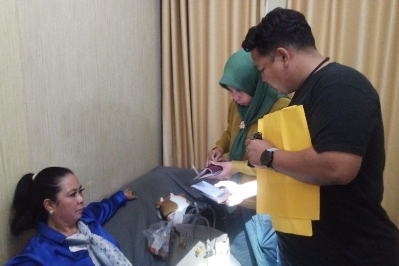 seorang-perempuan-diduga-mencuri-kalung-berlian-di-kelapa-gading