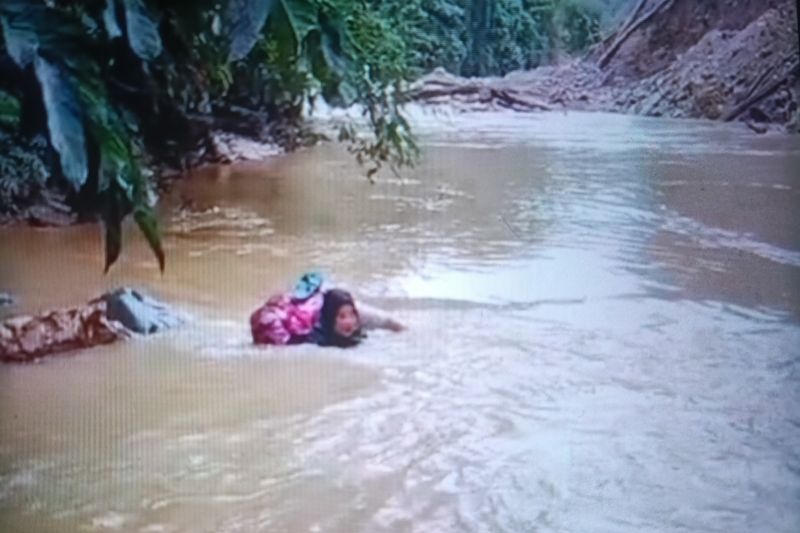 Seorang bidan nekat arungi sungai untuk obati pasien di Pasaman