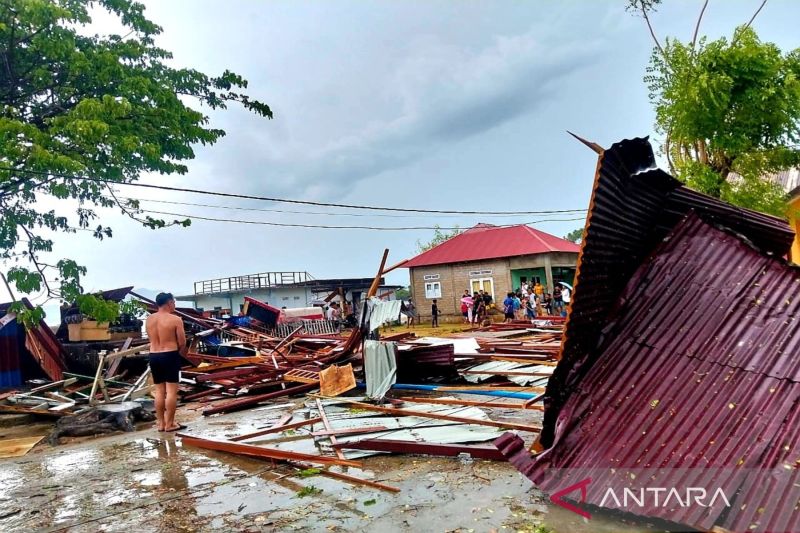 Dua bangunan pemerintah di Gorontalo roboh akibat angin puting beliung