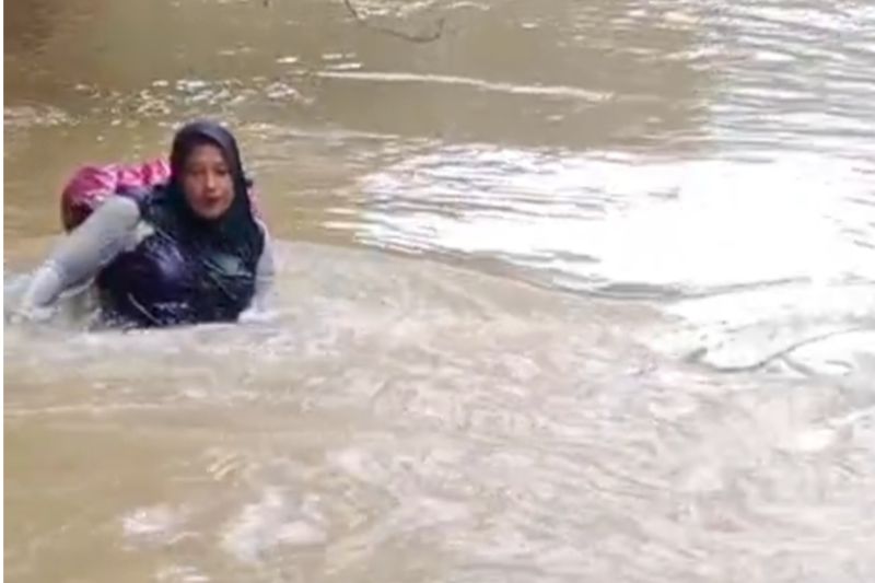 Populer, bidan arungi sungai hingga Khofifah jadi Ketua IKA Unair lagi