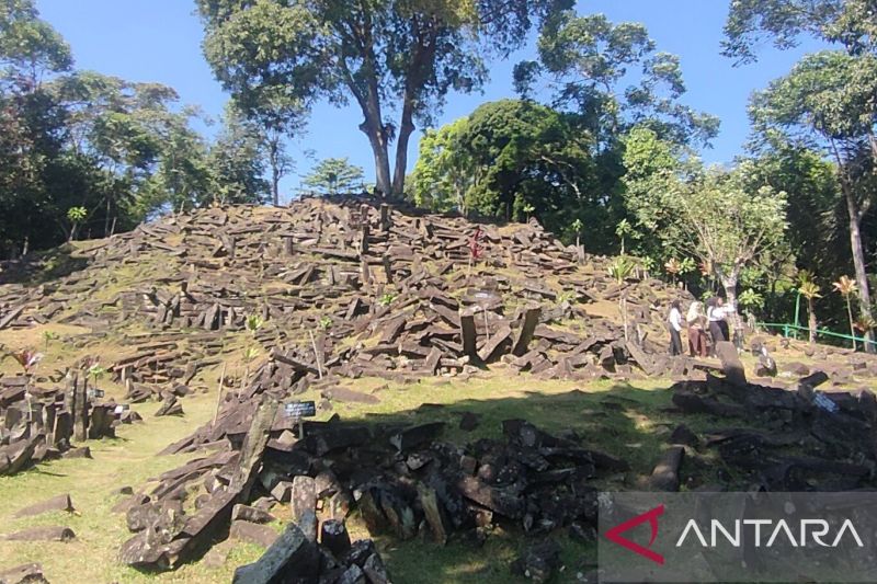 Wisatawan dapat melihat proses penelitian Gunung Padang