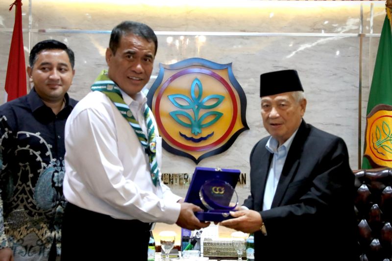 mentan-amran-sebut-lonjakan-produksi-beras-dongkrak-ekonomi-nasional