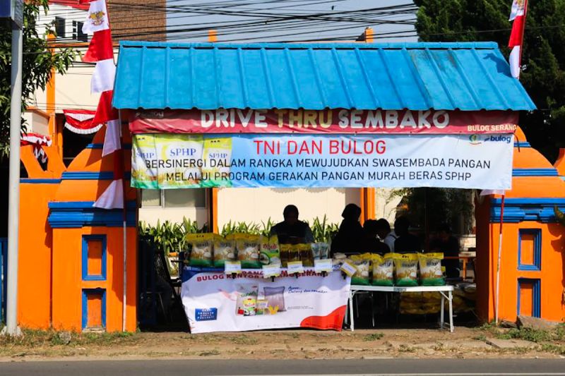 bulog-hadirkan-drive-thru-permudah-distribusi-beras-sphp-di-serang