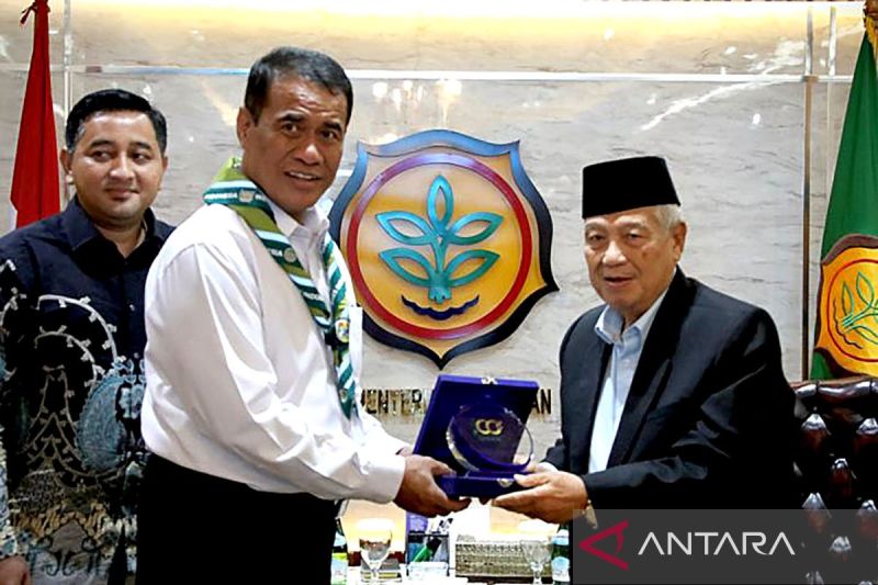 mentan-amran-sebut-lonjakan-produksi-beras-dongkrak-ekonomi-nasional
