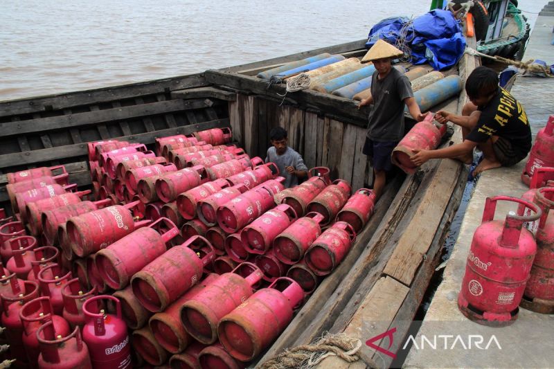 sungai-kapuas-jadi-jalur-vital-distribusi-elpiji-ke-pelosok-kalimantan-barat