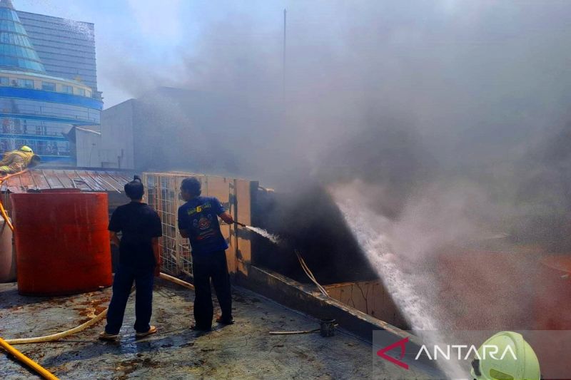 Ruko Mangga Dua Square kebakaran, damkar terjunkan 45 personel
